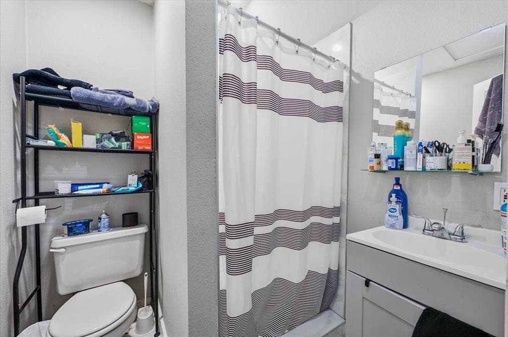 2614 Roanoke Avenue, Dallas, TX 75235 full bathroom in studio