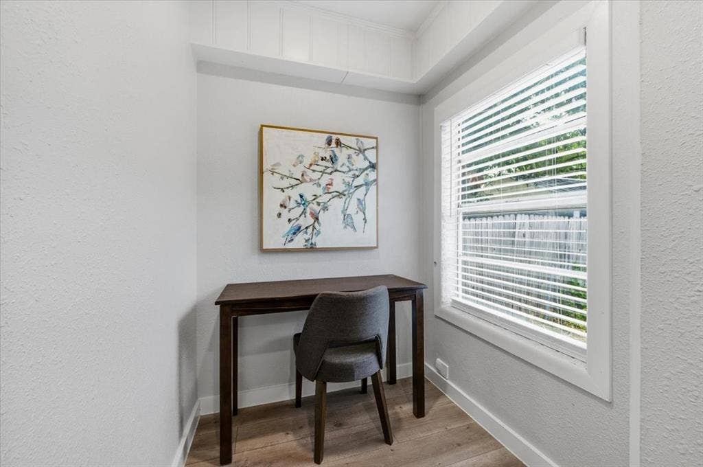 2614 Roanoke Avenue, Dallas, TX 75235 space for office in primary bedroom