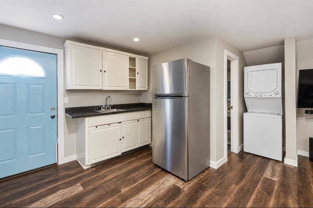 2614 Roanoke Avenue, Dallas, TX 75235 Virtually enhanced. kitchen and laundry in studio