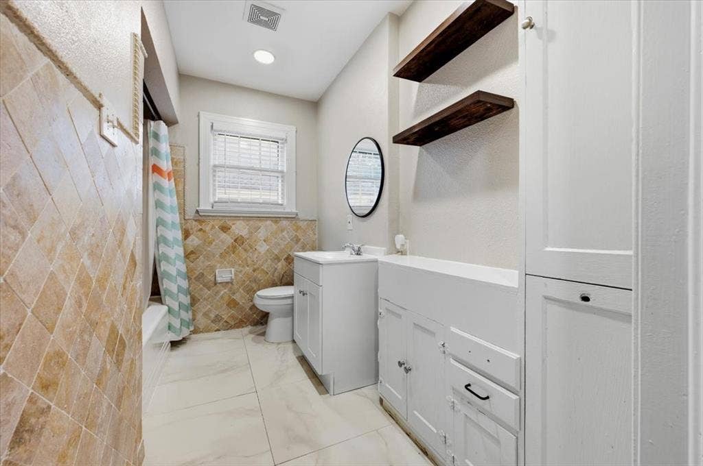 2614 Roanoke Avenue, Dallas, TX 75235 bathroom in hall