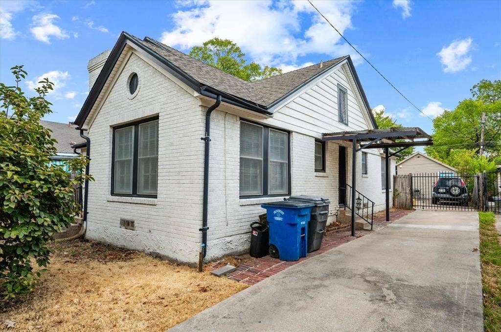 2614 Roanoke Avenue, Dallas, TX 75235 view long drive way