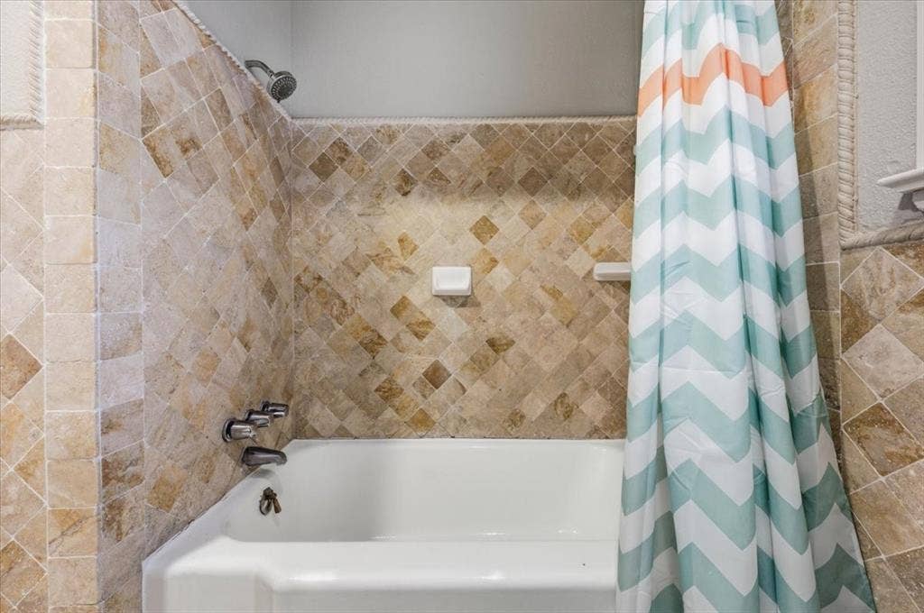 2614 Roanoke Avenue, Dallas, TX 75235 bathroom in hall