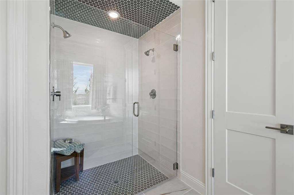 318 Trinity Court, Shady Shores, TX 76208 Model home photos of similar floorplans, not pictures of actual home.