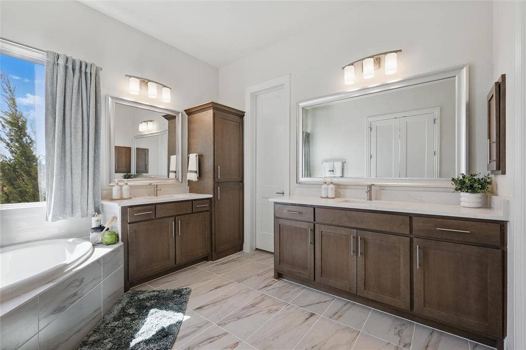 318 Trinity Court, Shady Shores, TX 76208 Model home photos of similar floorplans, not pictures of actual home.