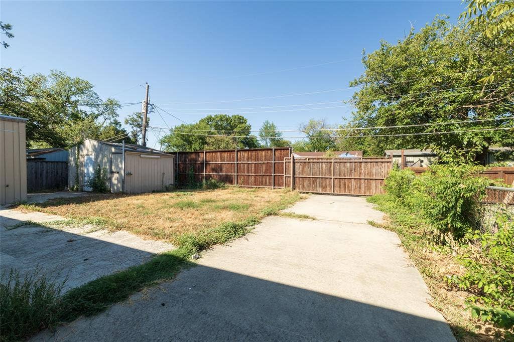 3264 Hillglenn Road, Dallas, TX 75228