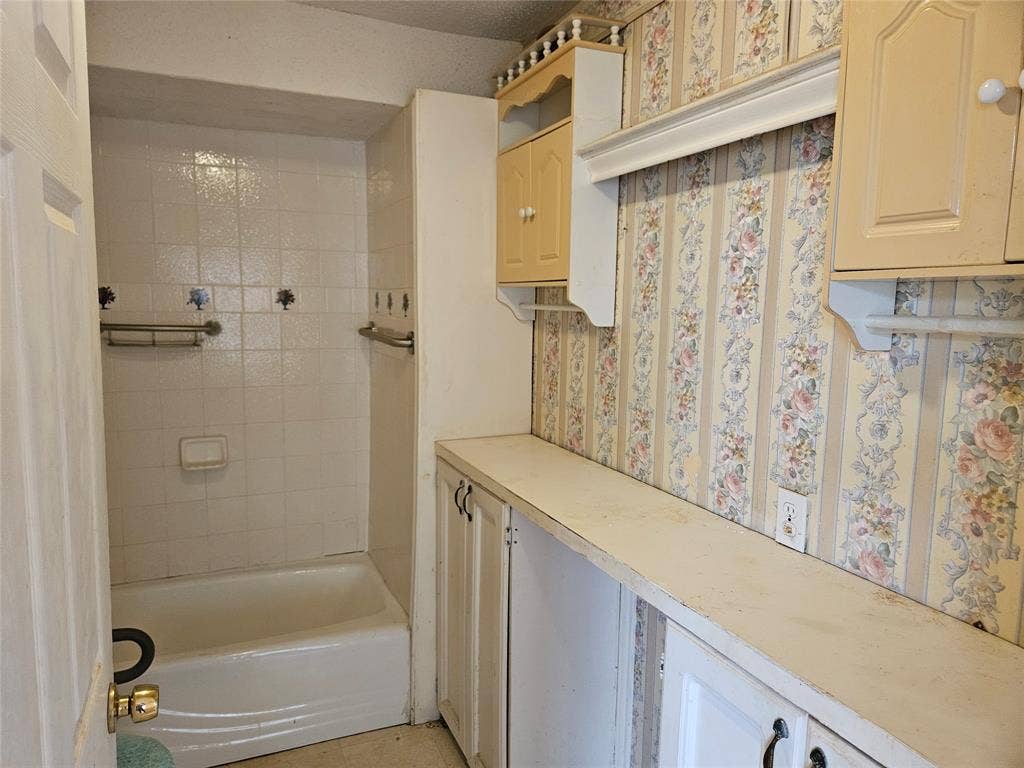 716 Dogwood Street, Robinson, TX 76706 Full bath with wallpapered walls