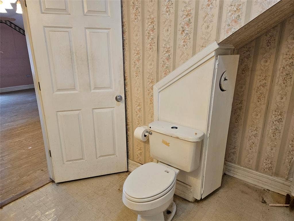 716 Dogwood Street, Robinson, TX 76706 Bathroom with light floors and wallpapered walls