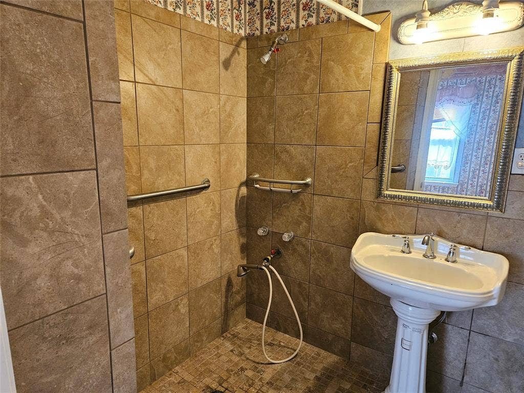 716 Dogwood Street, Robinson, TX 76706 Bathroom with a tile shower and tile walls
