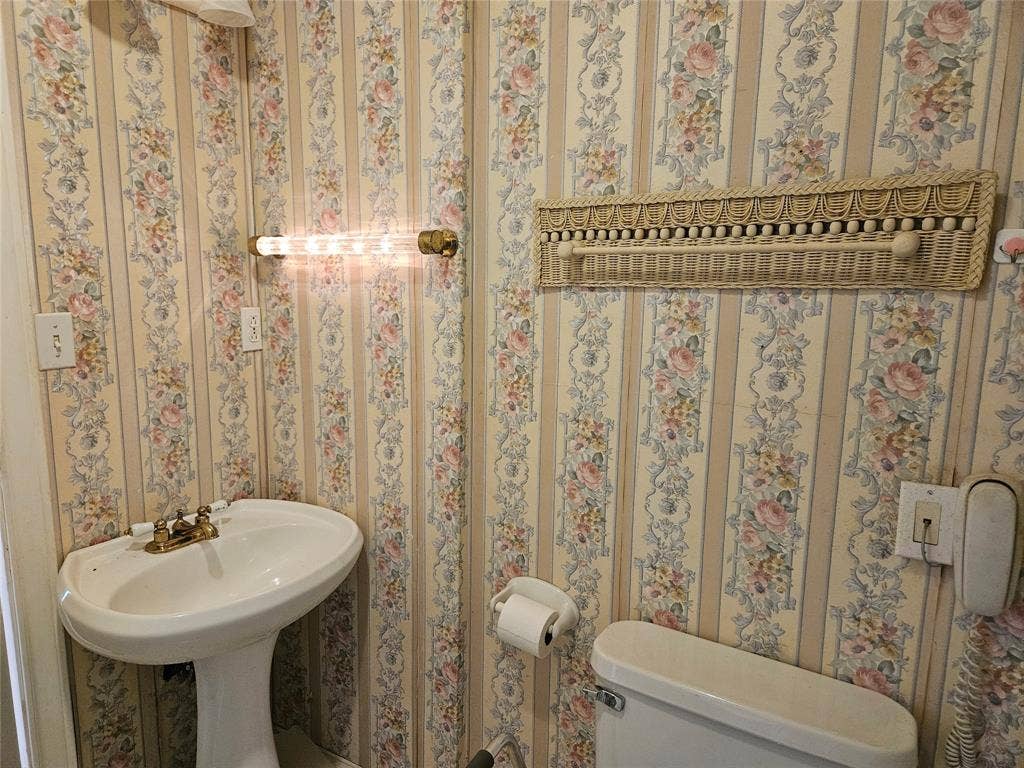 716 Dogwood Street, Robinson, TX 76706 Half bath featuring toilet