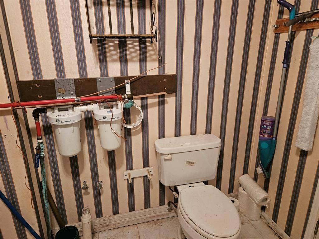 716 Dogwood Street, Robinson, TX 76706 Half bathroom with wallpapered walls