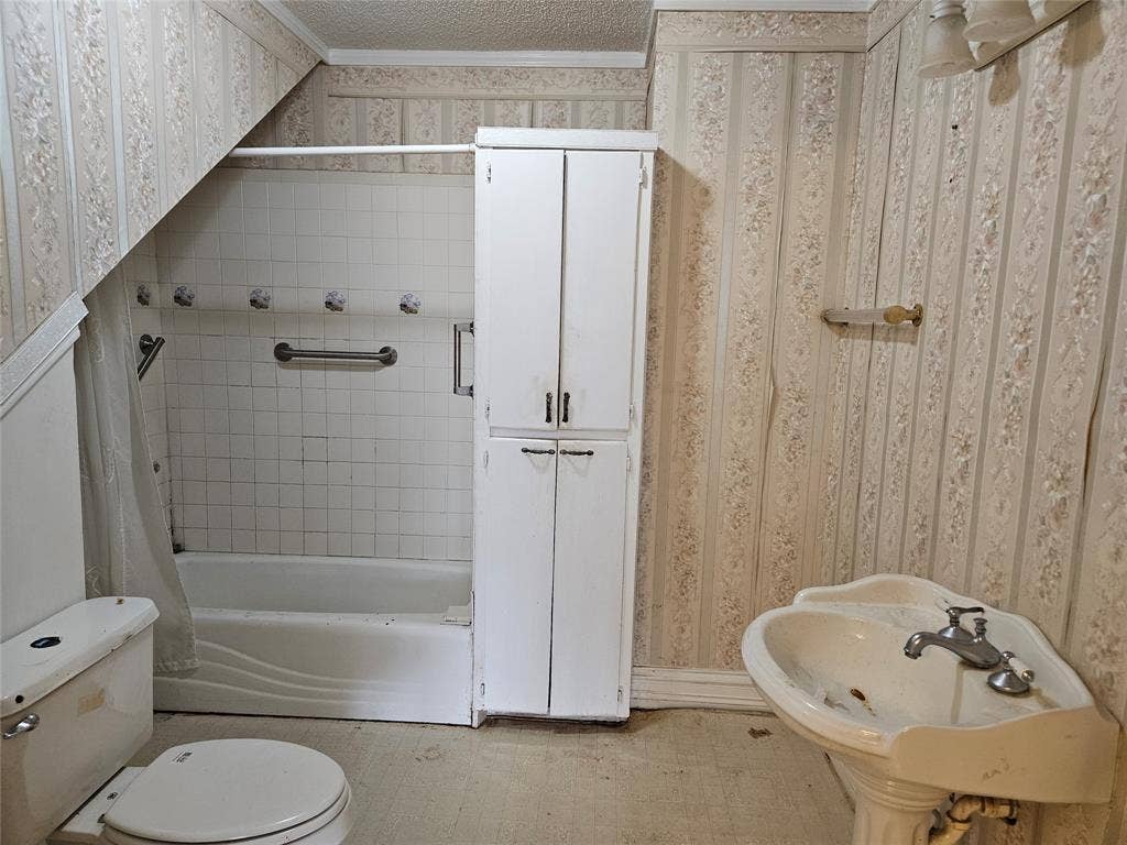 716 Dogwood Street, Robinson, TX 76706 Bathroom featuring light flooring, shower / bath combo, and ornamental molding