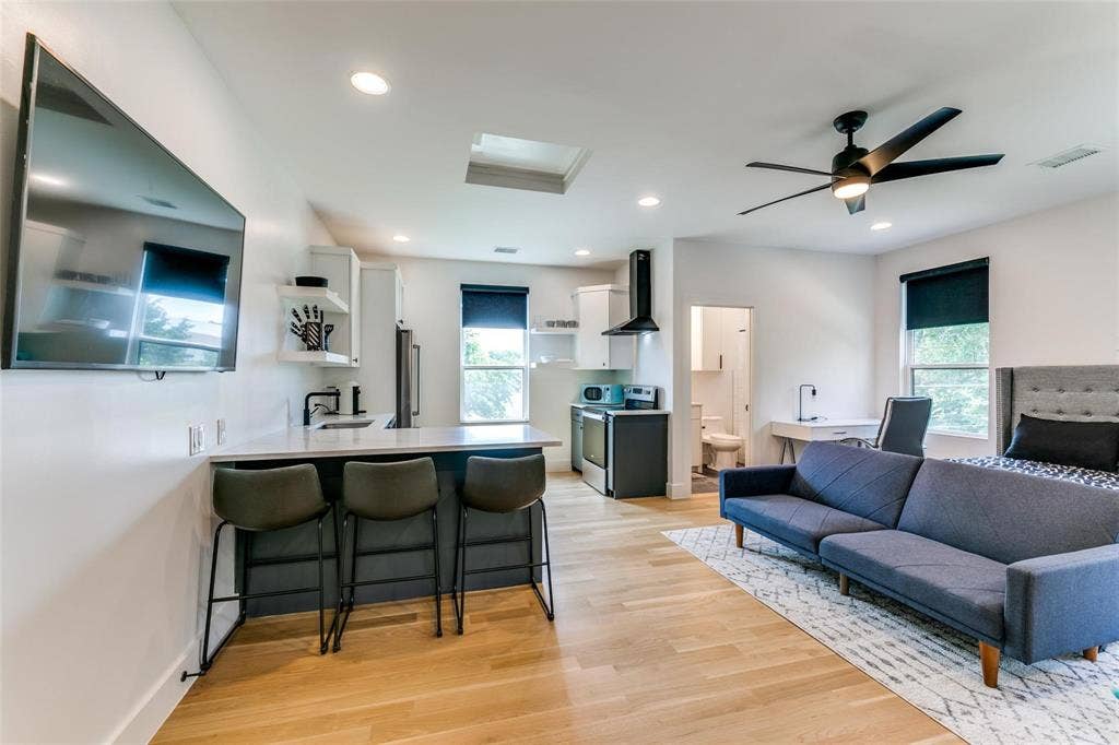 939 N Buckner Boulevard, Dallas, TX 75218 Additional photo of guest quarters