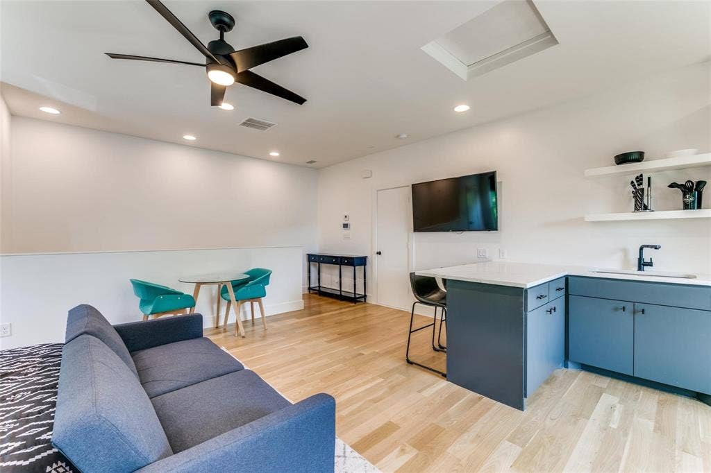 939 N Buckner Boulevard, Dallas, TX 75218 Additional photo of guest quarters