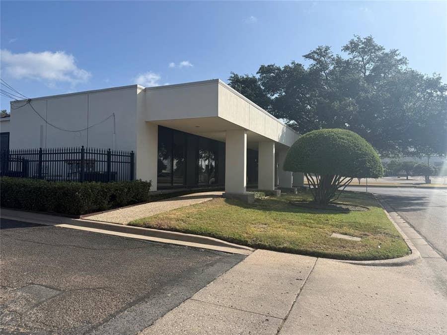 Property photo for 1600 Lake Air Drive, Waco, TX