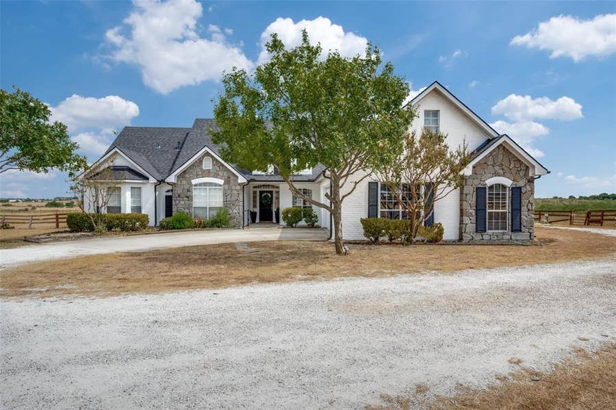 Property photo for 1690 Lawlis Lane, Sanger, TX