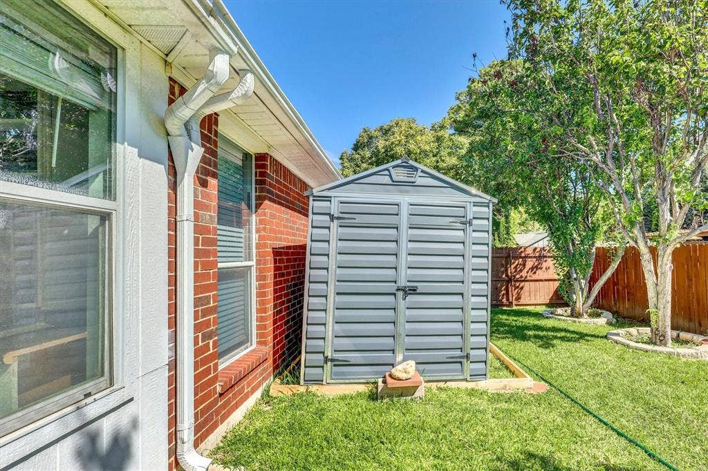 1506 Park Grove Drive, Irving, TX 75060 Brick exterior with white trim