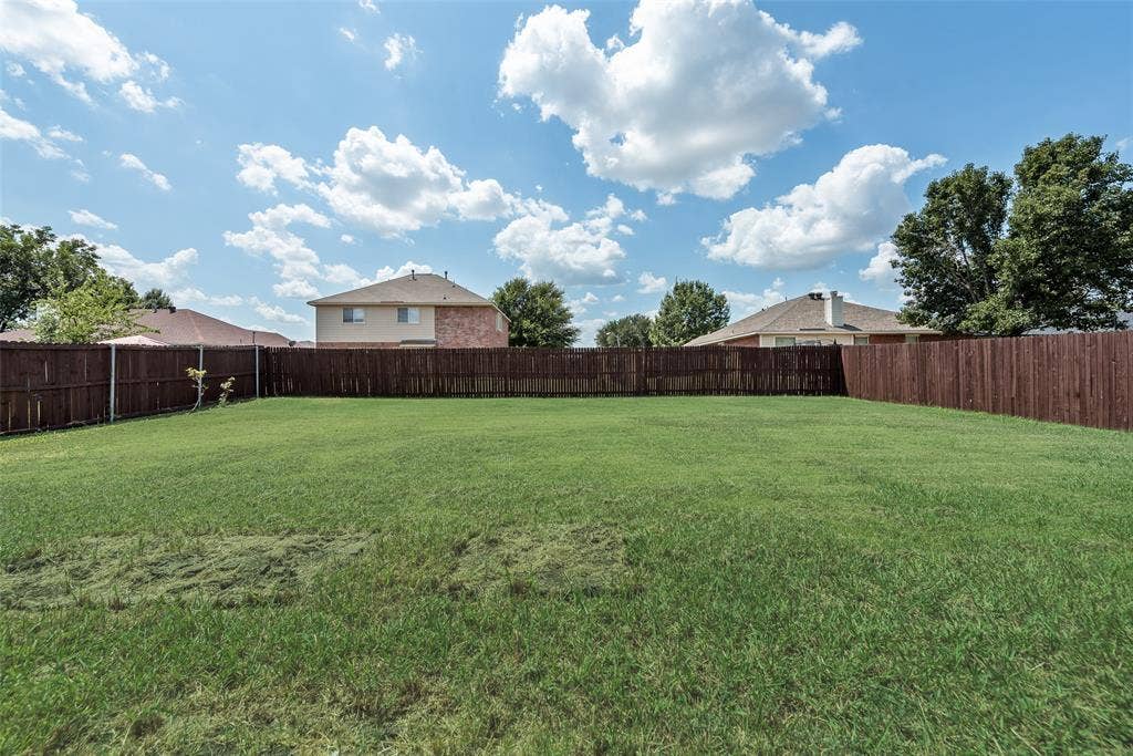 906 Bayshore Drive, Mansfield, TX 76063