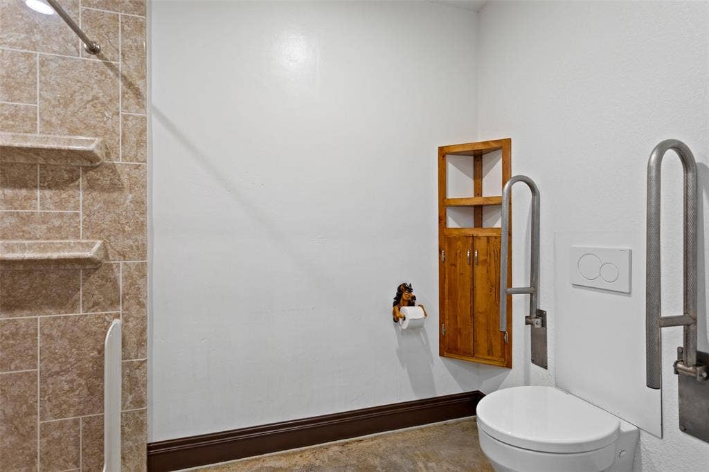 17379 County Road 318, Tyler, TX 75706 Downstairs Bathroom