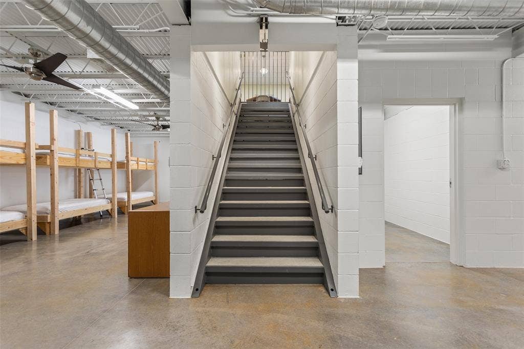 17379 County Road 318, Tyler, TX 75706 Central Staircase w Motorized Lift