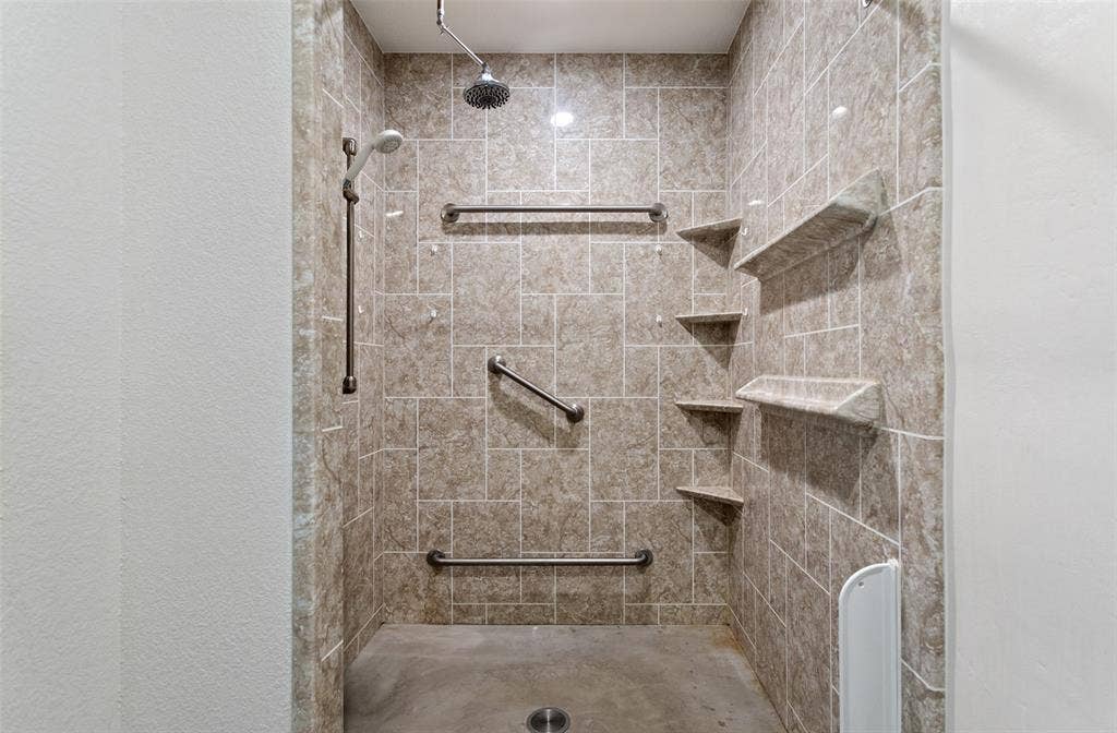 17379 County Road 318, Tyler, TX 75706 Downstairs Shower