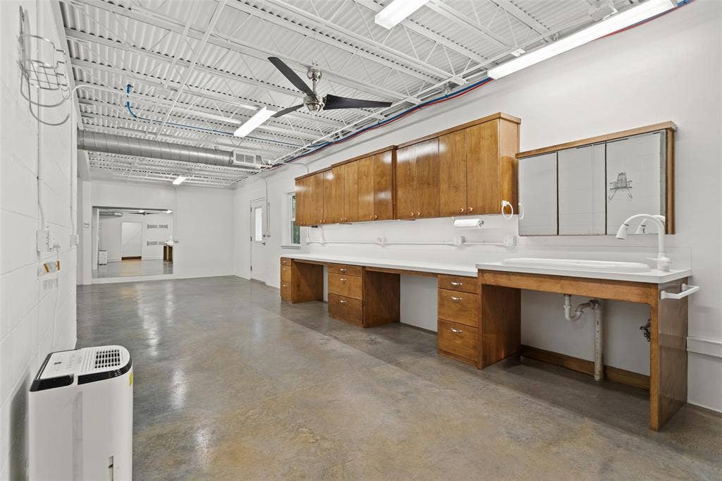 17379 County Road 318, Tyler, TX 75706 Basement Work/craft area