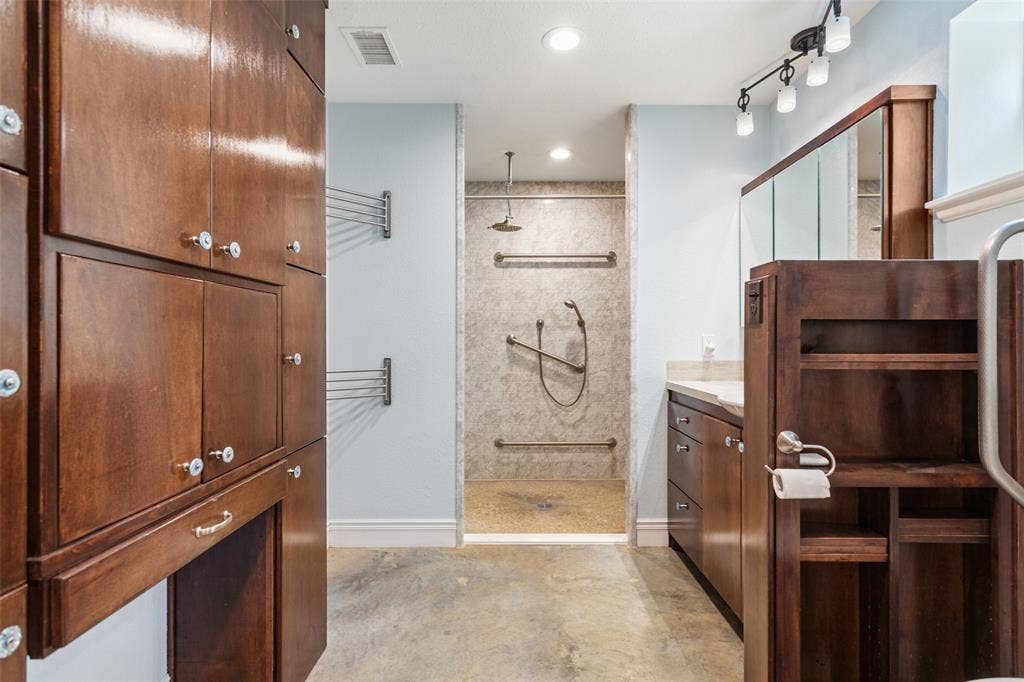 17379 County Road 318, Tyler, TX 75706 Upstairs Bathroom