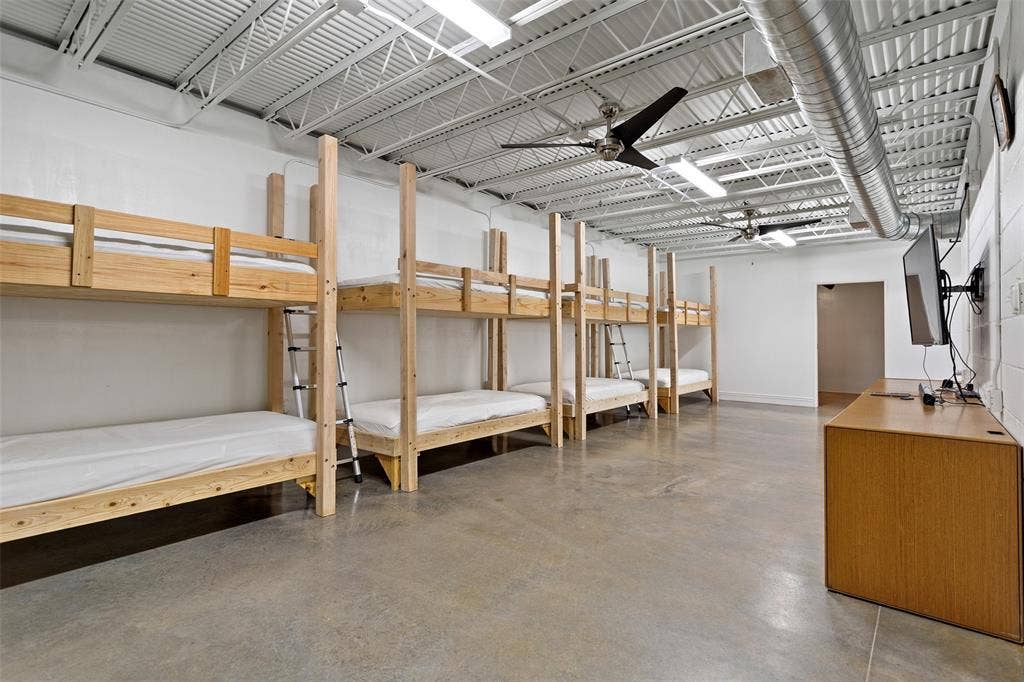 17379 County Road 318, Tyler, TX 75706 2 XL and 2 Reg builtin bunk beds
