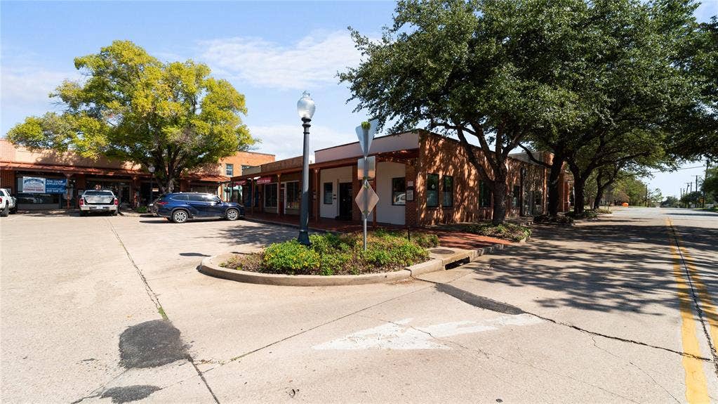 189 Historic Town Square, Lancaster, TX 75146 Dental or Medical Office at the End.