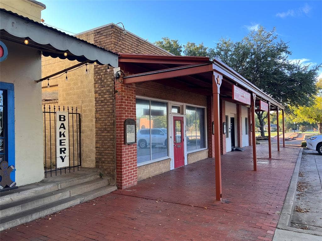 189 Historic Town Square, Lancaster, TX 75146 Cute Historic Charm