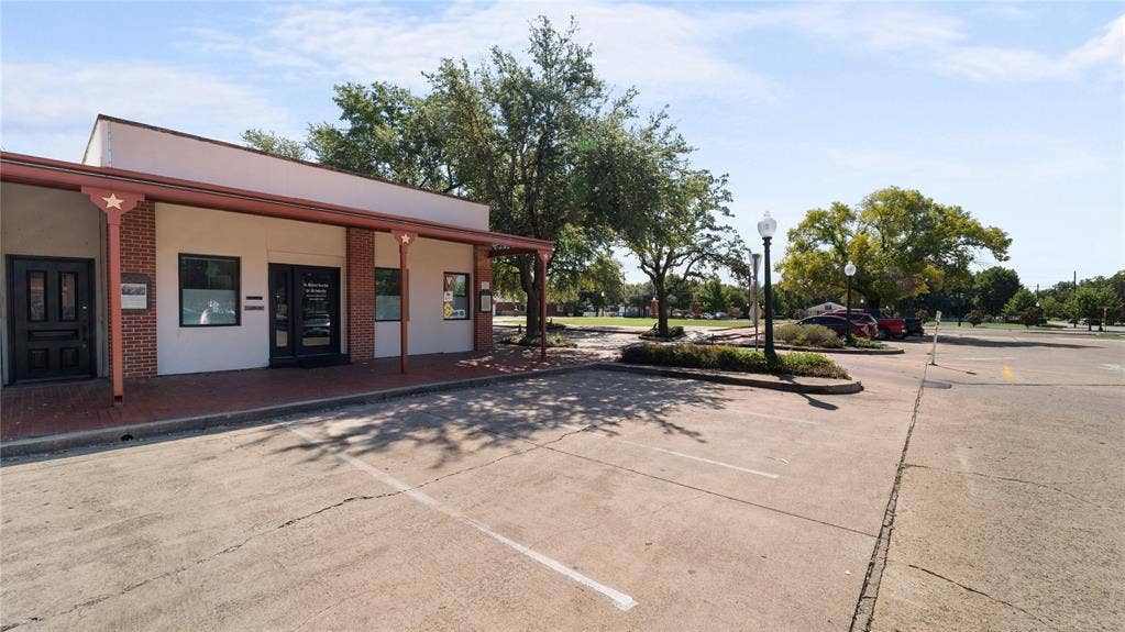 189 Historic Town Square, Lancaster, TX 75146 Parking in front and to the side.