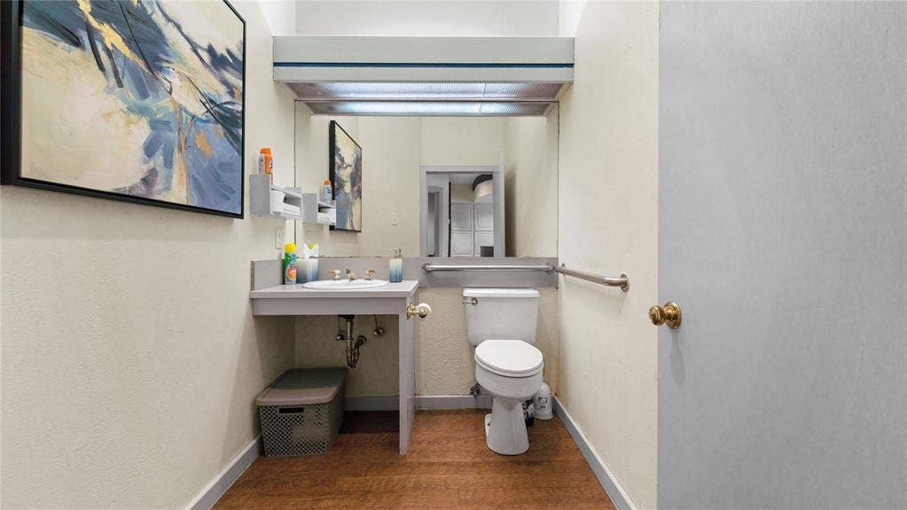 189 Historic Town Square, Lancaster, TX 75146 Bathroom #1