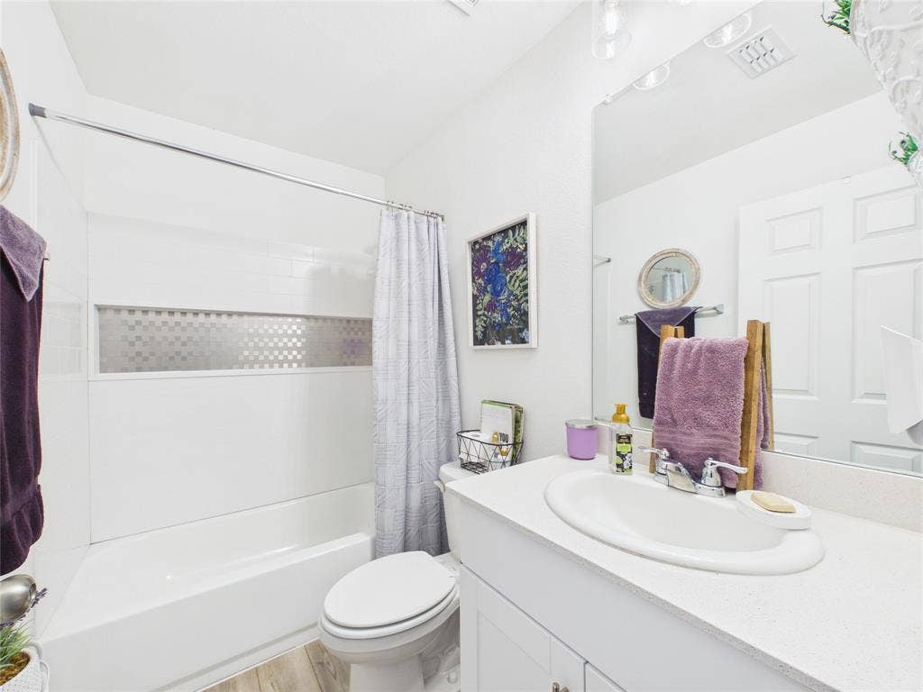 16039 Malaya Street, Haslet, TX 76052 Secondary bathroom near bedroom 2 and 3