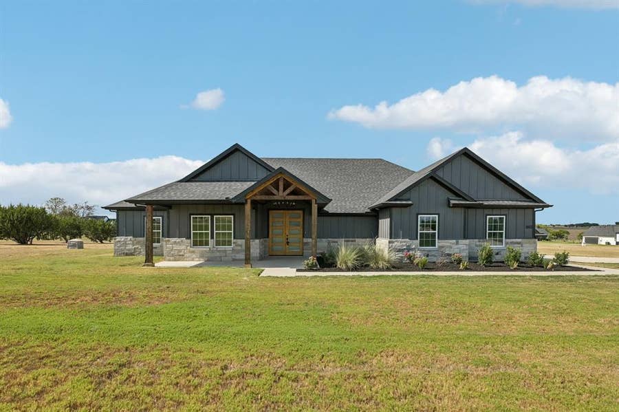 Property photo for 6605 Buffalo Ridge Circle, Godley, TX