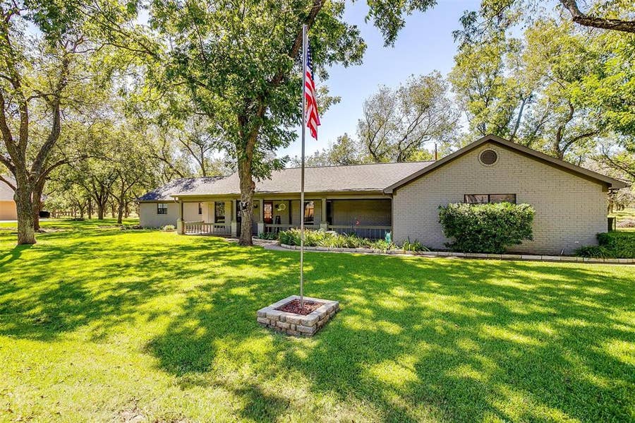 Property photo for 8621 Ravenswood Road, Granbury, TX