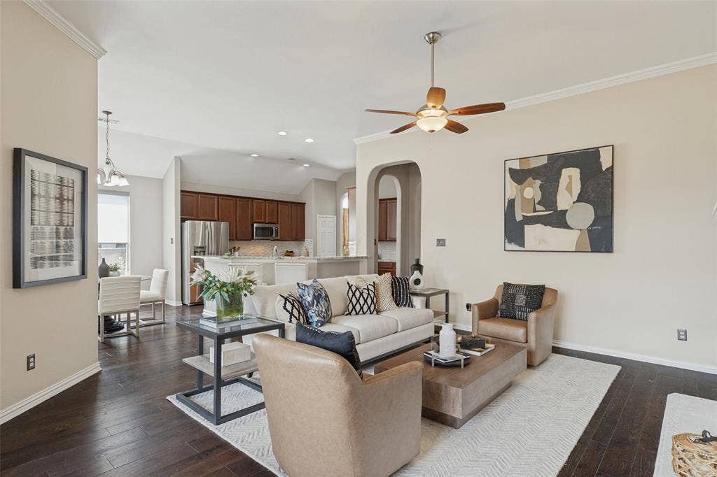 10796 Astoria Drive, Frisco, TX 75035 Open-concept living area offers a spacious, inviting layout with rich hardwood floors, high ceilings, and seamless flow into the kitchen and breakfast area—perfect for everyday living and entertaining.