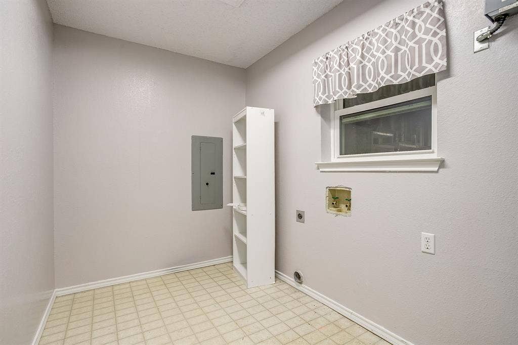 407 Llano Court, Weatherford, TX 76087 Utility room