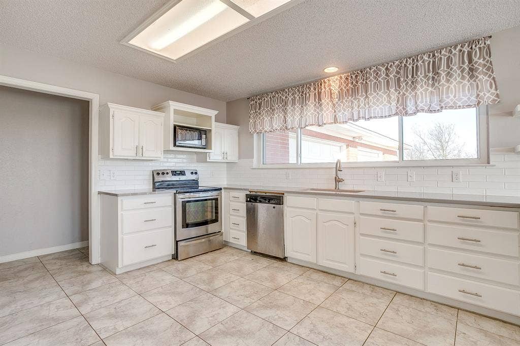 407 Llano Court, Weatherford, TX 76087 Kitchen
