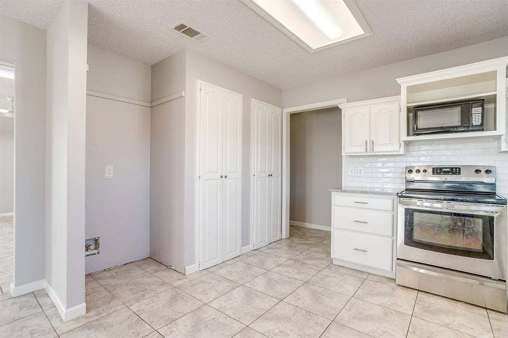 407 Llano Court, Weatherford, TX 76087 Double pantry