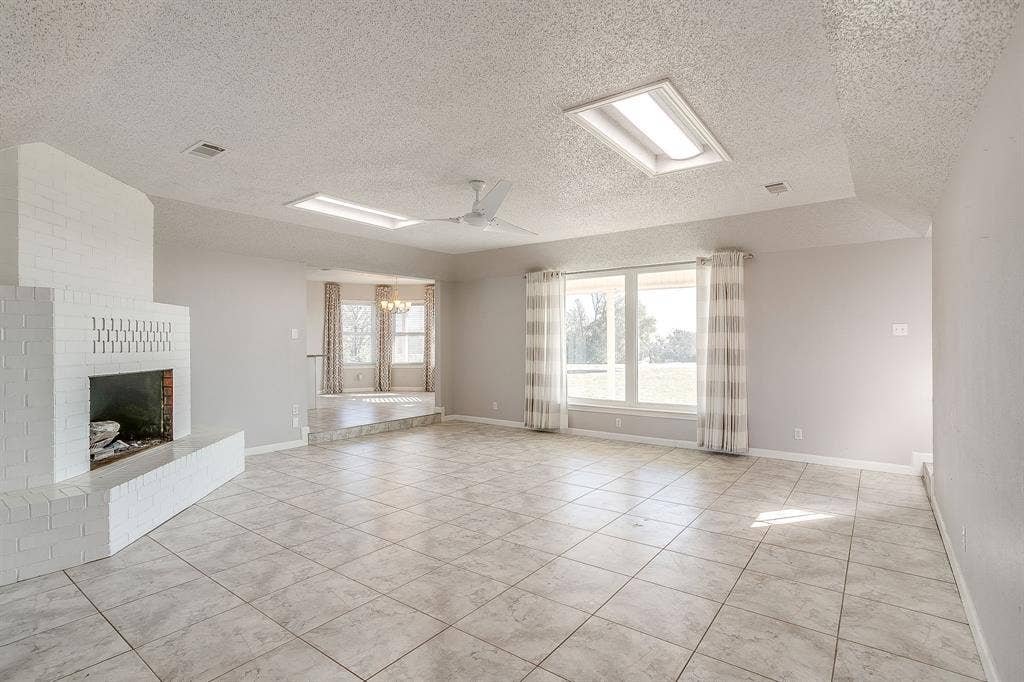407 Llano Court, Weatherford, TX 76087 Open living room.