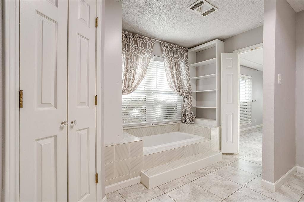 407 Llano Court, Weatherford, TX 76087 Primary bathroom tub.