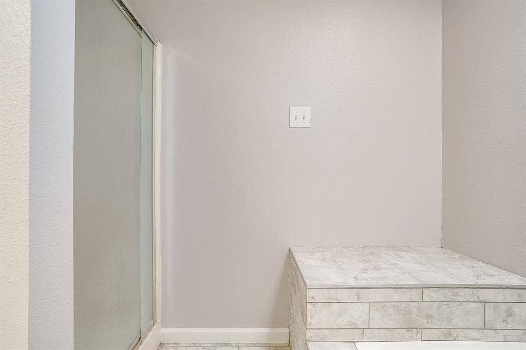 407 Llano Court, Weatherford, TX 76087 Hall bathroom shower