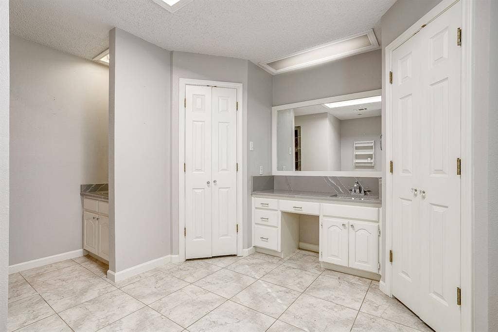 407 Llano Court, Weatherford, TX 76087 Primary bathroom includes a shower, tub, two sinks, and two closets.