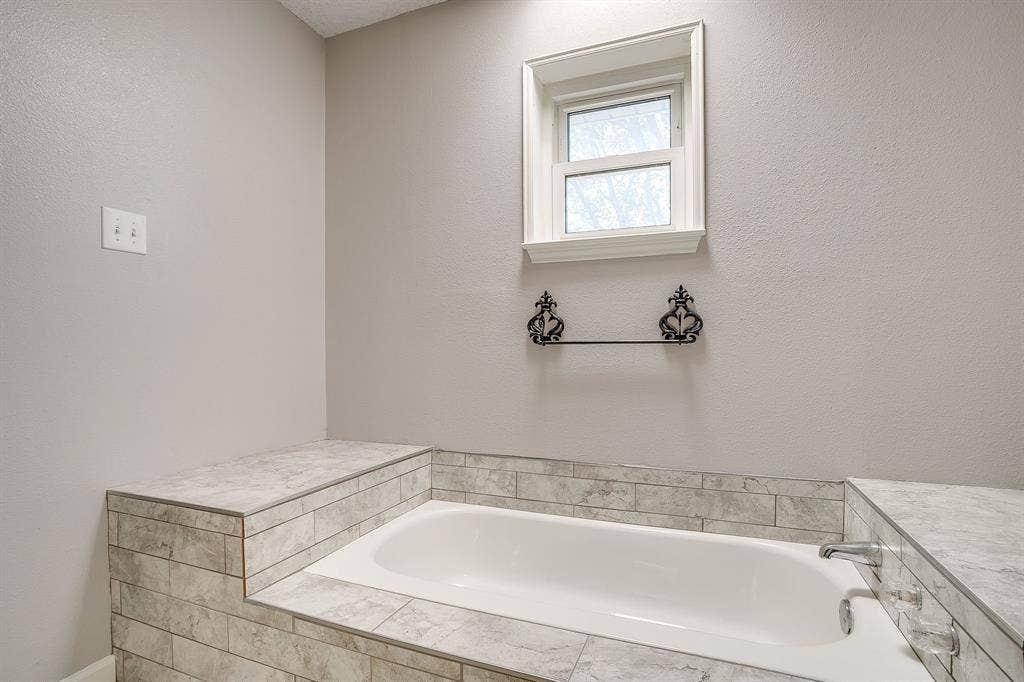 407 Llano Court, Weatherford, TX 76087 Hall bathroom tub