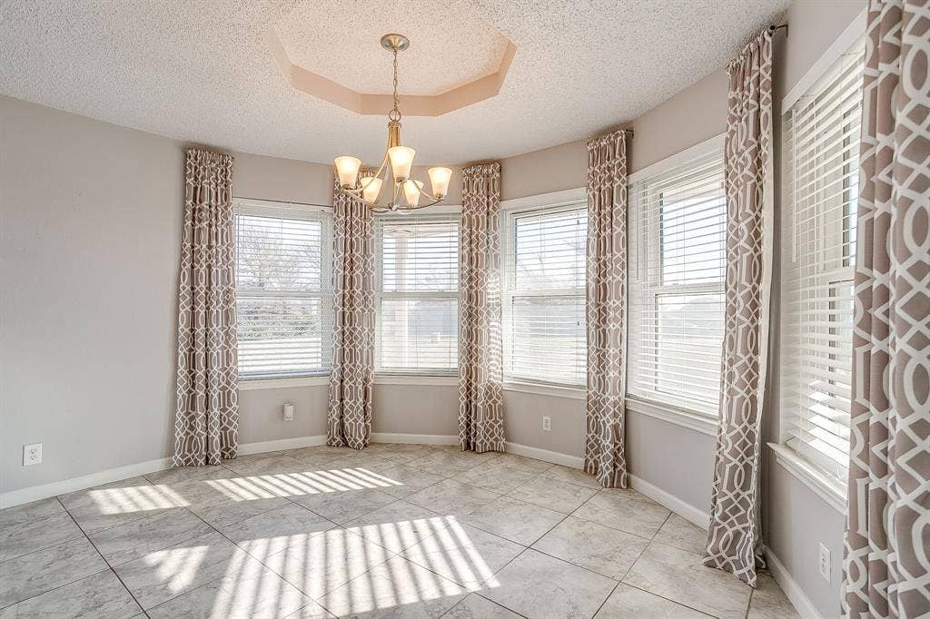 407 Llano Court, Weatherford, TX 76087 Spacious breakfast nook/dining area with bay windows.