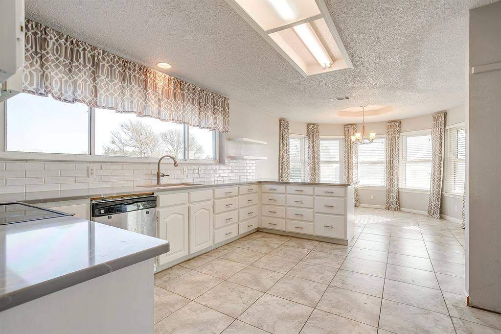 407 Llano Court, Weatherford, TX 76087 Lots of storage and natural light.