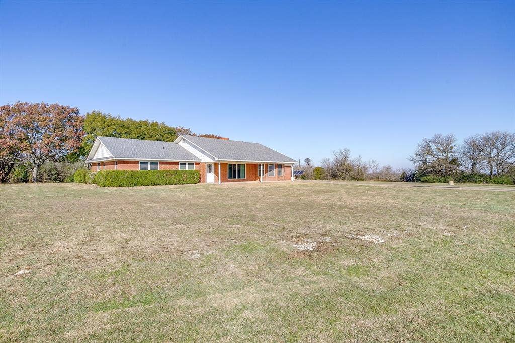 407 Llano Court, Weatherford, TX 76087 Two wells. One with solar power.