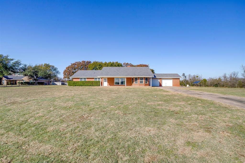407 Llano Court, Weatherford, TX 76087 Front of the property. Ranch style home sitting on over 2 acres!