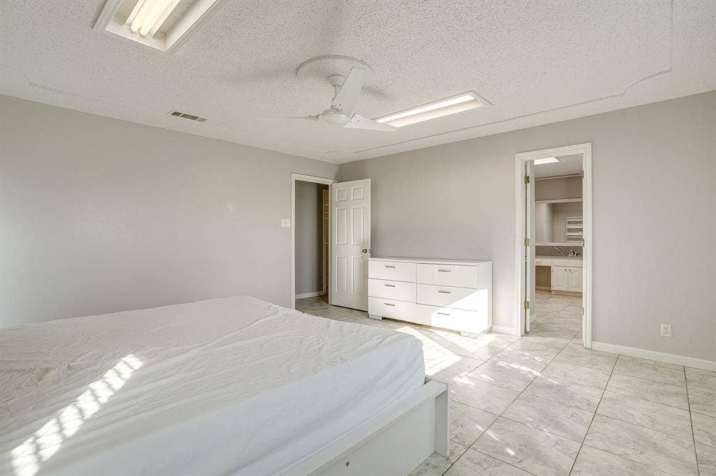407 Llano Court, Weatherford, TX 76087 Primary bedroom