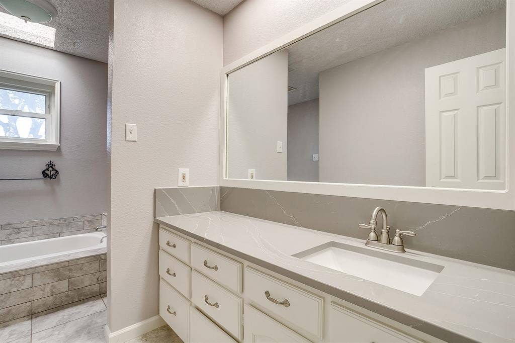 407 Llano Court, Weatherford, TX 76087 Hall bathroom