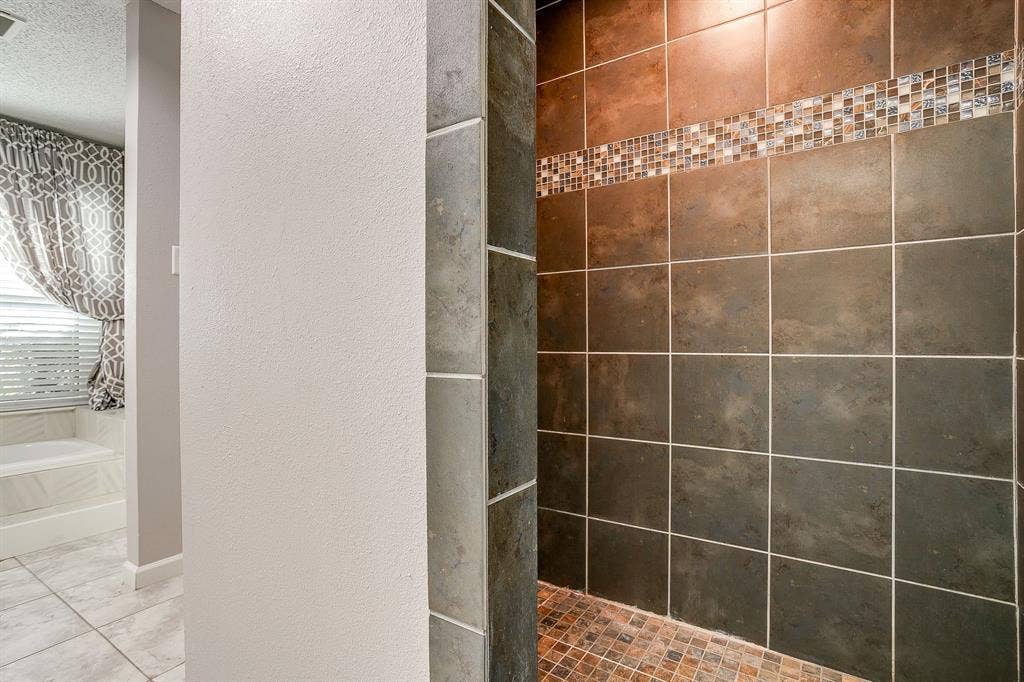407 Llano Court, Weatherford, TX 76087 Shower in primary bath.
